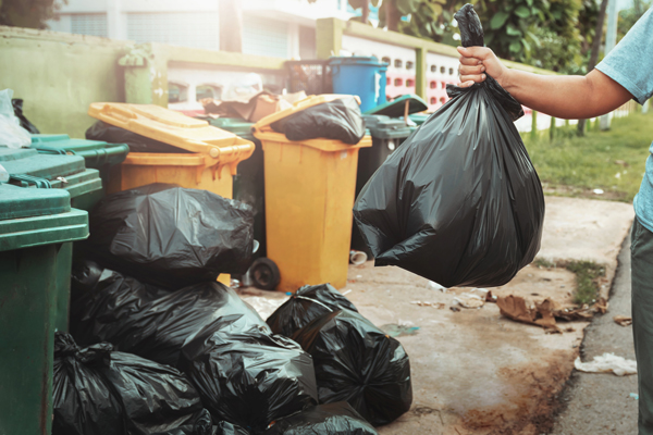 Wenn die Müllabfuhr nicht sicher rückwärtsfahren kann, müssen die Müllsäcke und Mülltonnen zu zentralen Sammelplätzen transportiert werden. Mit ViSy kann dieser Mehraufwand vermieden werden.